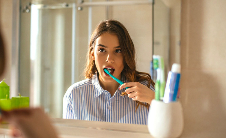 Diş bakımında yapılan yanılgılar neler çok sert fırçalamak hasar veriyor!